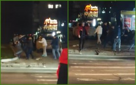 Bătaie în plină stradă după ce un șofer a intrat cu Porsche-ul pe trotuar